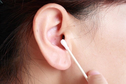 Formas de limpiar los oídos correctamente