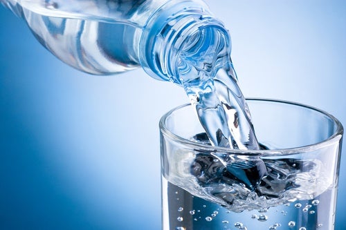 Beneficios de beber agua tibia regularmente