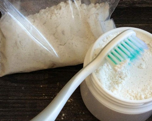 Cómo hacer un dentífrico remineralizante para blanquear los dientes