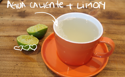 8 beneficios de beber agua con limón en ayunas y cómo prepararla