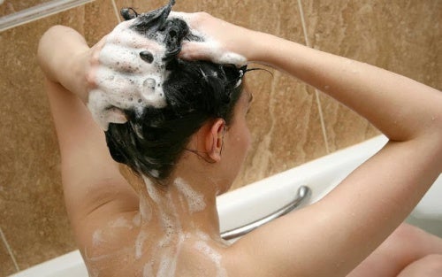 ¿Por qué deberías lavar tu cabello con vinagre de manzana?