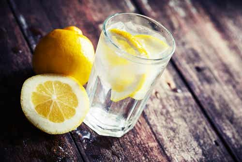 eau citronnée pour éliminer la cellulite 