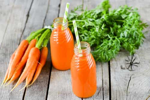 carrot juice with straws
