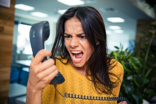 mujer gritando al teléfono
