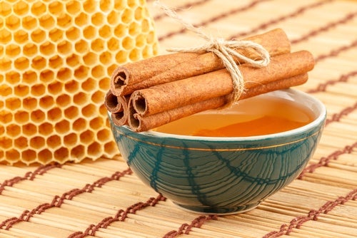 "Bebida' de canela y miel de abejas