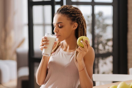 Kvinde spiser æble som en del af at ændre spisevaner