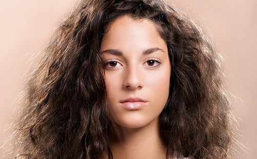 8 Trucos sencillos para tratar el cabello encrespado y rebelde
