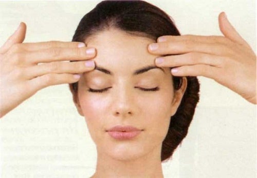 Cómo evitar la flacidez en el rostro con 6 ejercicios faciales