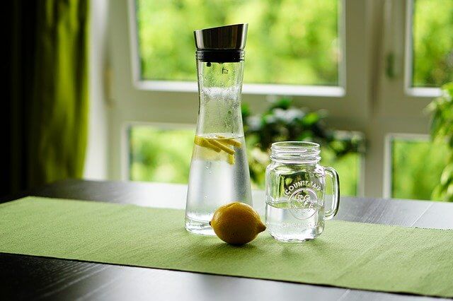 L'eau citronnée fait partie du régime détox.