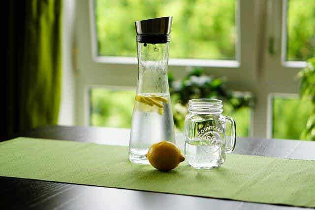 L'eau citronnée fait partie du régime détox.