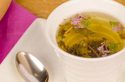 Chá de valeriana, um dos remédios calmantes