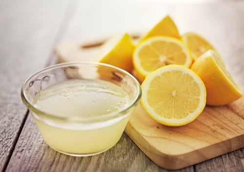 Limón cortado en pedazos y con el jugo