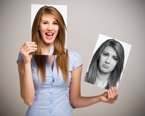 Kvinde med to ansigtsudtryk lider af bipolar lidelse type II