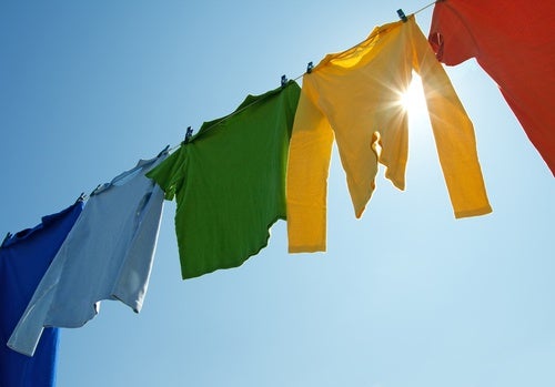 Coloca la ropa al sol