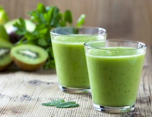 Descubre cómo preparar 5 jugos verdes para bajar de peso