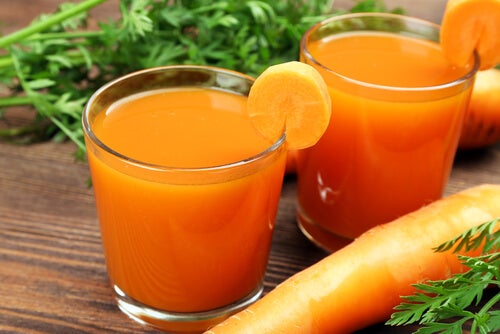 Desintoxica tus riñones con un jugo de zanahoria y pepino