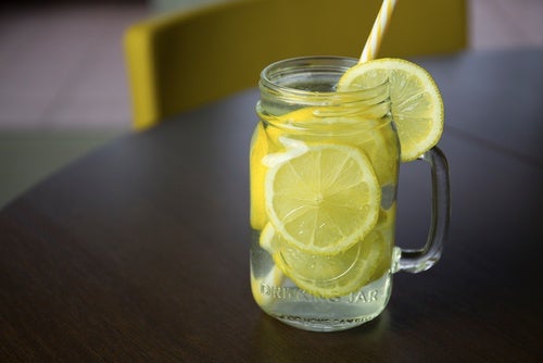 Tomar agua con limón en ayunas