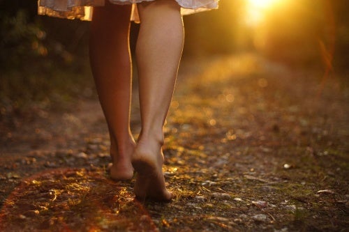 mujer caminando descalza