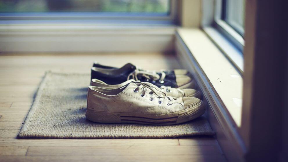 Αποτέλεσμα εικόνας για παπούτσια στο σπίτι