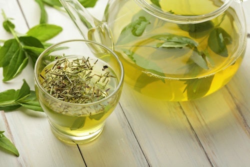 Acelera tu metabolismo con esta refrescante bebida de té verde, pomelo y menta