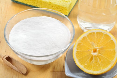 Con jugo de limón es bastante efectivo, solo recuerda usarlo moderadamente