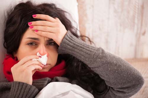 Fille avec la grippe et le rhume