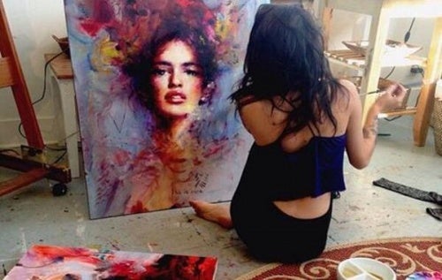 mujer-pintando