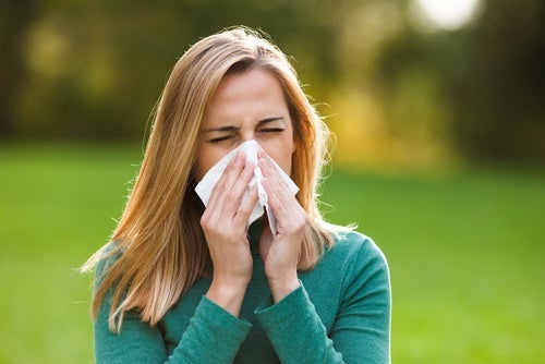 mujer con alergia a causa de acaros