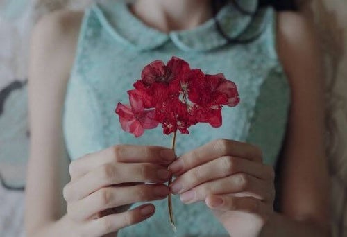 Femme avec une fleur rose