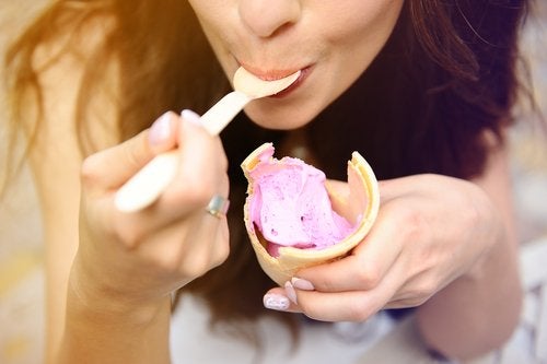 Ernährung bei Halsschmerzen - Frau isst ein Eis