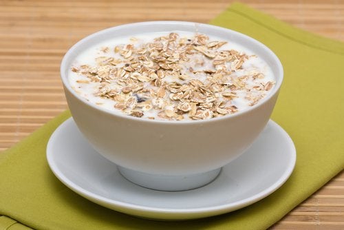 Cereali nel latte, ideali da mangiare quando la gola è infiammata.