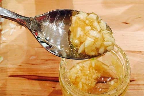 마늘과 꿀 무좀을 치료하는 6가지 자연 요법