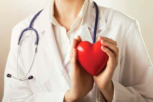 Læge holder et hjerte