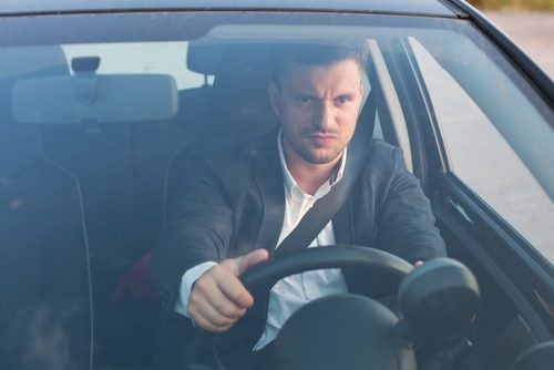 ¿Por qué las personas son agresivas al conducir?