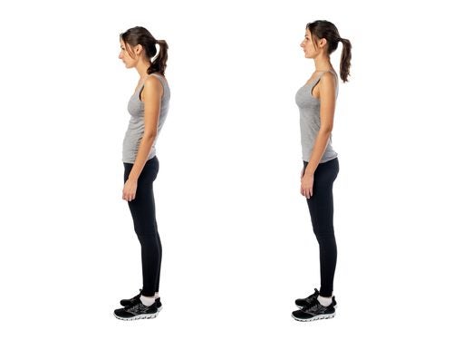 Imagen de perfil de una mujer de pie en una postura correcta y en una postura incorrecta