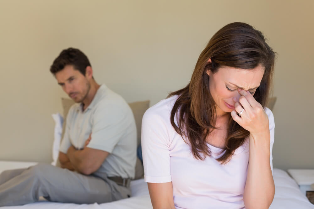 Estrés, móvil y horarios: los 3 culpables de crisis de pareja