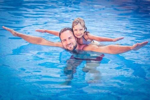 Padre e hija en la piscina