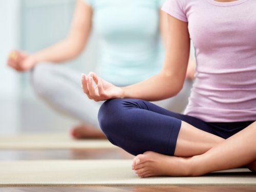 yoga ve meditasyon yapan kadınlar