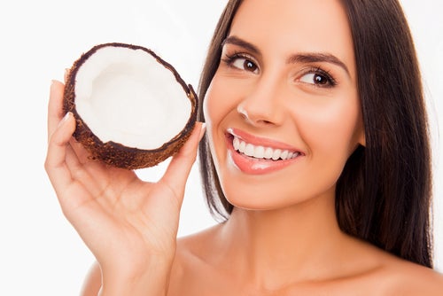 Cámbiate al uso de pasta dental con aceite de coco