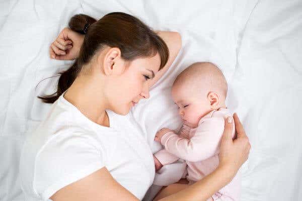 Para que seu bebê durma melhor, deite com ele
