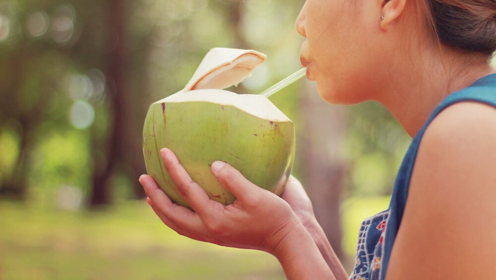 8 grandes beneficios del agua de coco