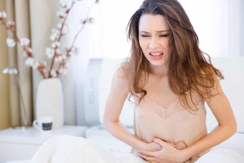 Amoebiasis - Frau mit Unterleibsschmerzen