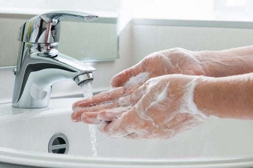 Mycie stref intymnych i rąk zapobiega nawrotom infekcji.
