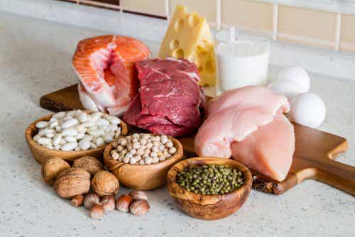 Le régime alimentaire des patients atteints de syndrome néphrotique doit fournir un apport calorique et protéique adéquat.
