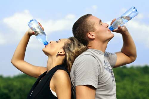 Beba bastante água para fortalecer suas defesas com a dieta