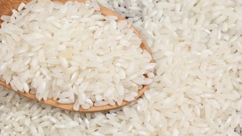 El arroz contiene carbohidratos saludables.