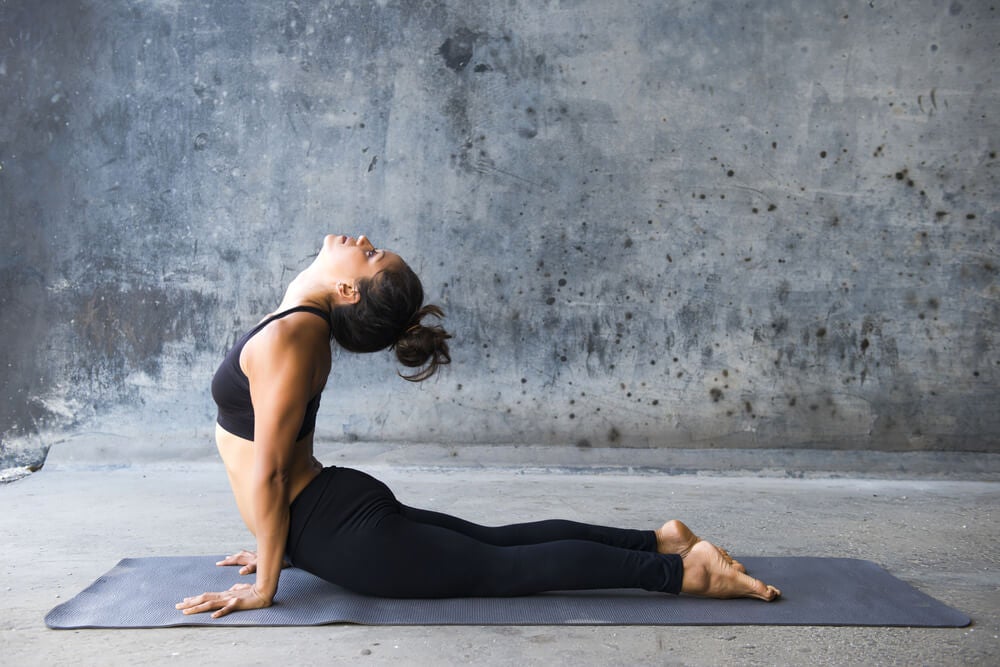 Posturas de yoga: la cobra y sus beneficios — Mejor con Salud