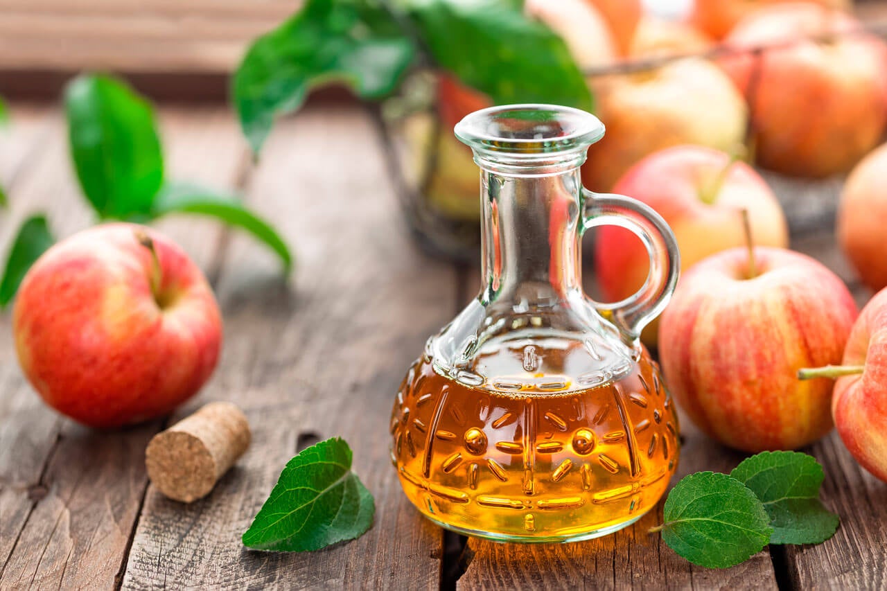 Remedio con vinagre de manzana para el dolor de hombro