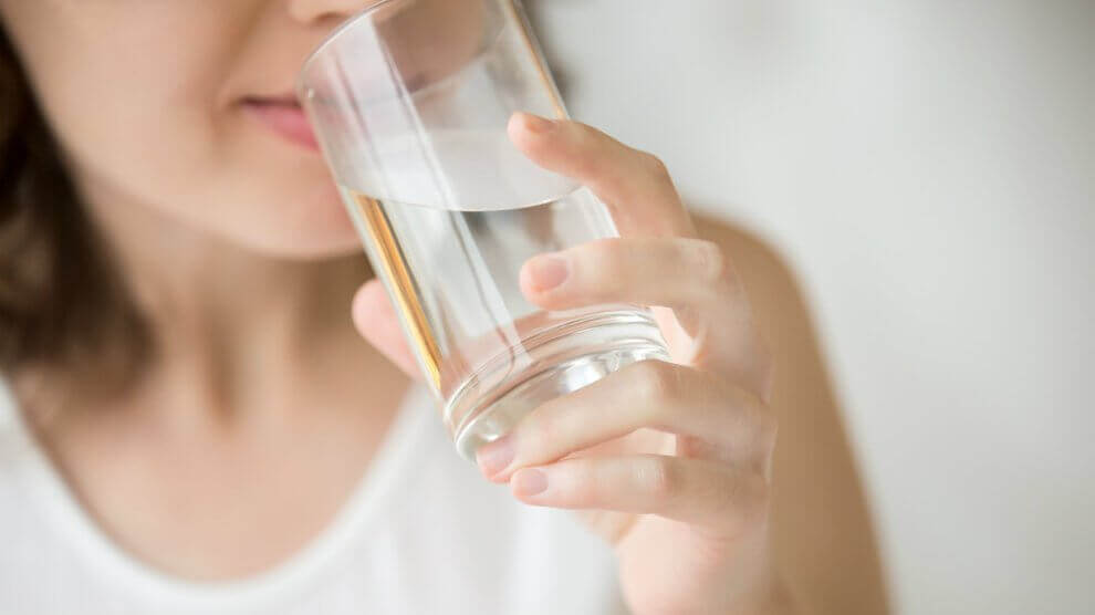 Beber agua es bueno para controlar el peso. Tips para cuidar tu salud