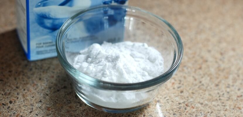 El bicarbonato de sodio resulta efectivo para limpiar los muebles.